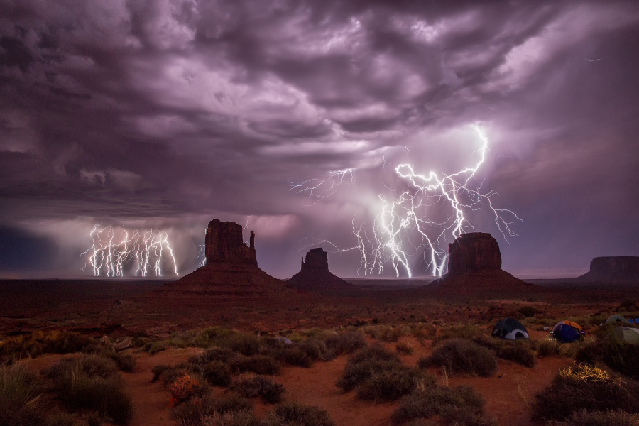 Monumentálna búrka (Monument Valley, Arizona, USA)
