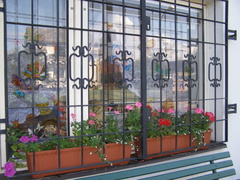 Vyzdobené okno obecního úřadu