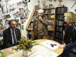 Stanislav Motl a senátor Miroslav Antl v knihovně